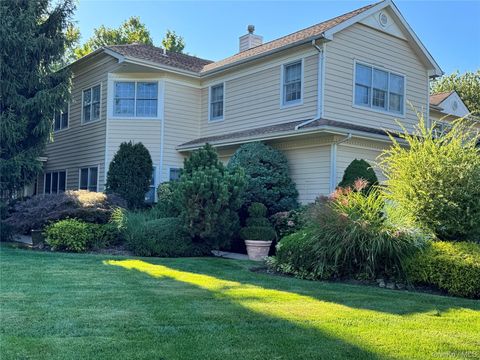 Photo of 428 Toftree Court, Roslyn, NY 11576 (MLS # 919765)