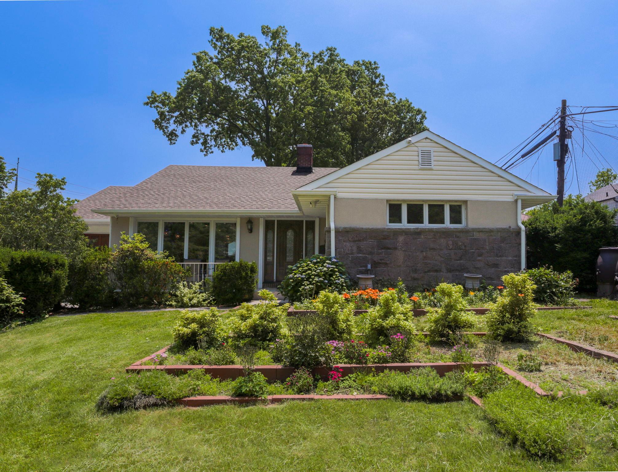 Peck Avenue, Hollis Hills, Queens, NY - 3 Bedrooms  
3 Bathrooms  
8 Rooms - 