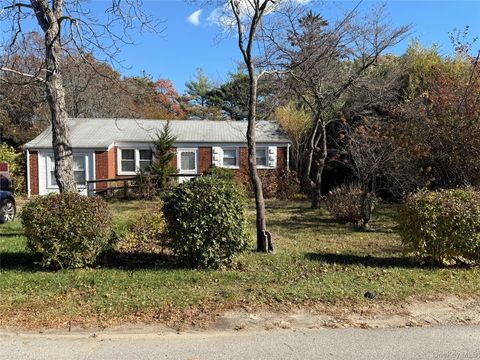 Photo of 1663 N Thompson Drive, Bay Shore, NY 11706 (MLS # 932181)