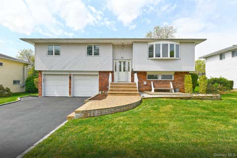 Homes For Sale - 62 Beaumont Drive<br/> Nassau County, Plainview, NY 11803