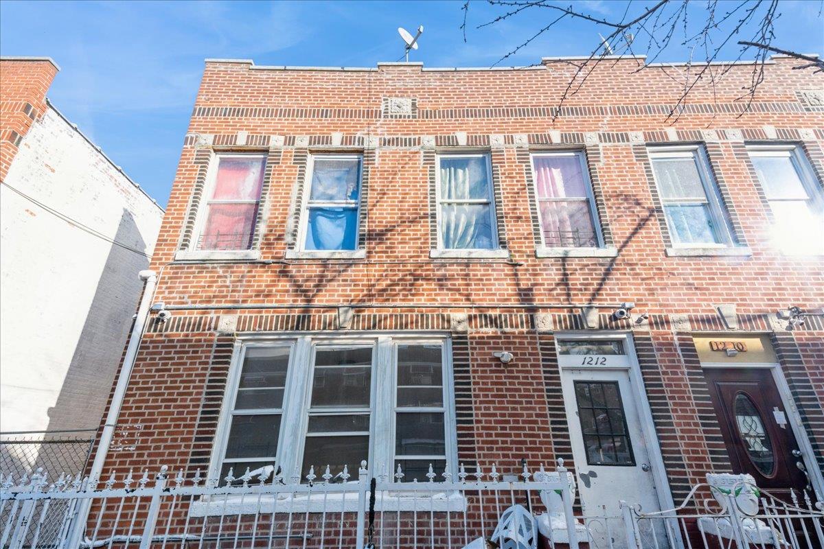 Commmonwealth Avenue, Bronx, New York - 9 Bedrooms  
4 Bathrooms - 