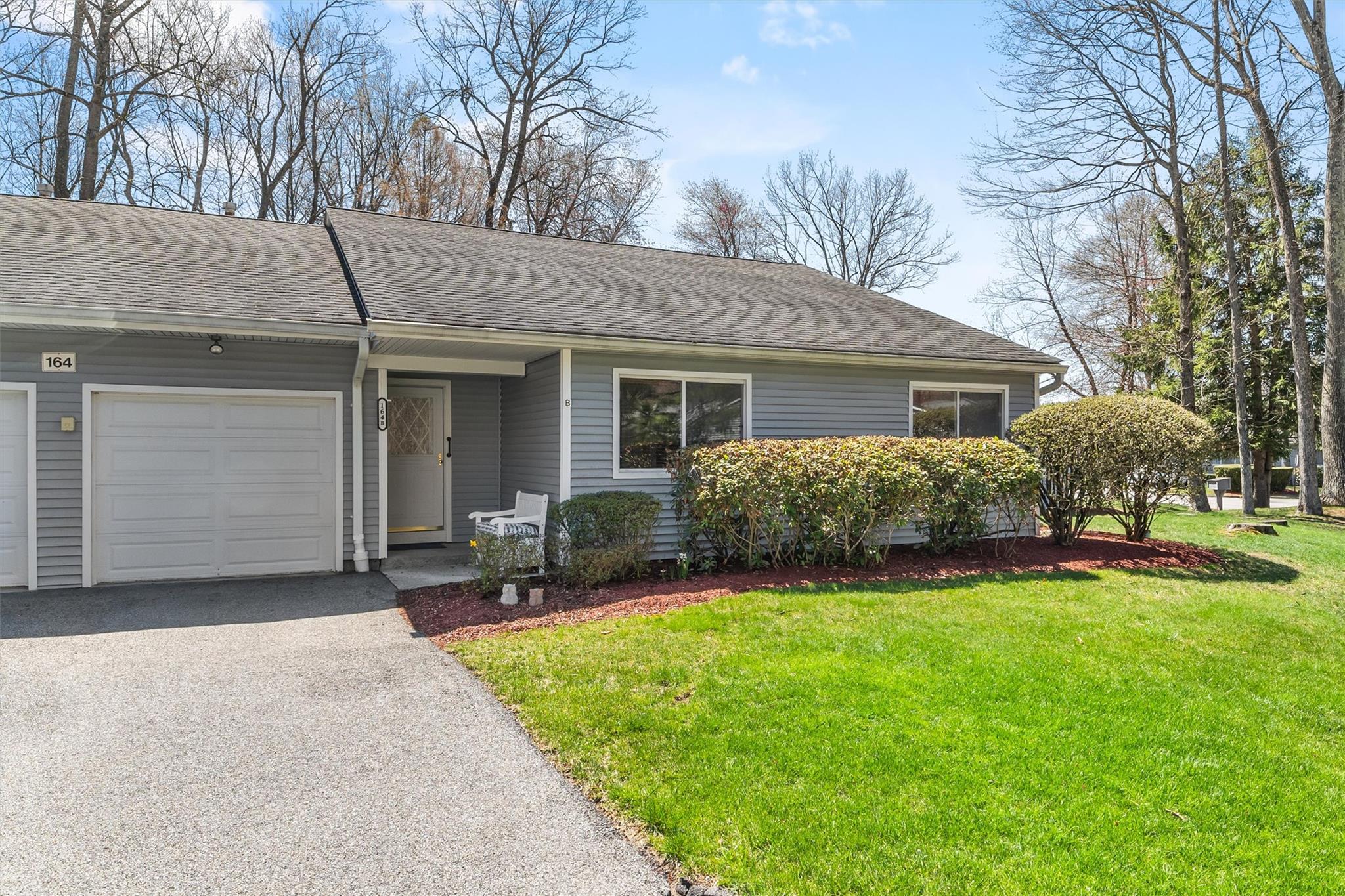 Carriage Court B, Yorktown Heights, New York - 2 Bedrooms  
2 Bathrooms  
6 Rooms - 