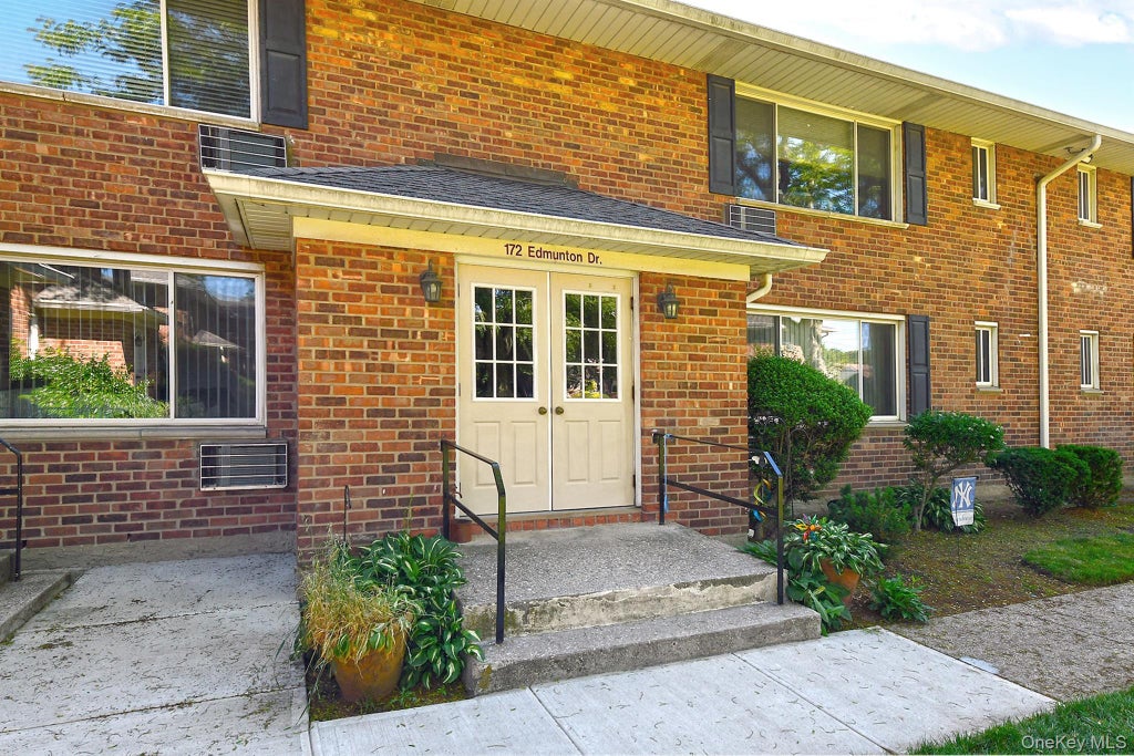 Photo of 172 Edmunton Drive #D9, North Babylon, NY 11703 (MLS # 1013302)