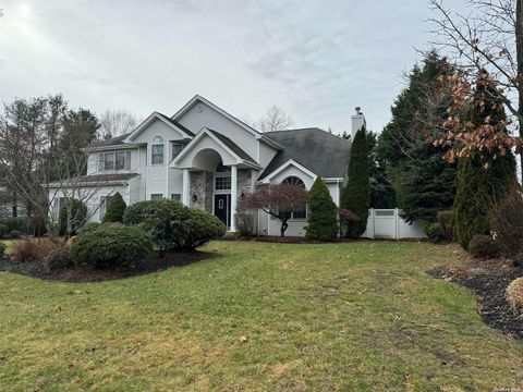 Photo of 8 Park View Lane, Lake Grove, NY 11755 (MLS # L3527771)