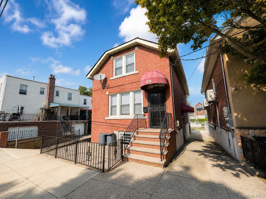 Photo of 1374 Hobart Avenue, Bronx, NY 10461 (MLS # 1039002)