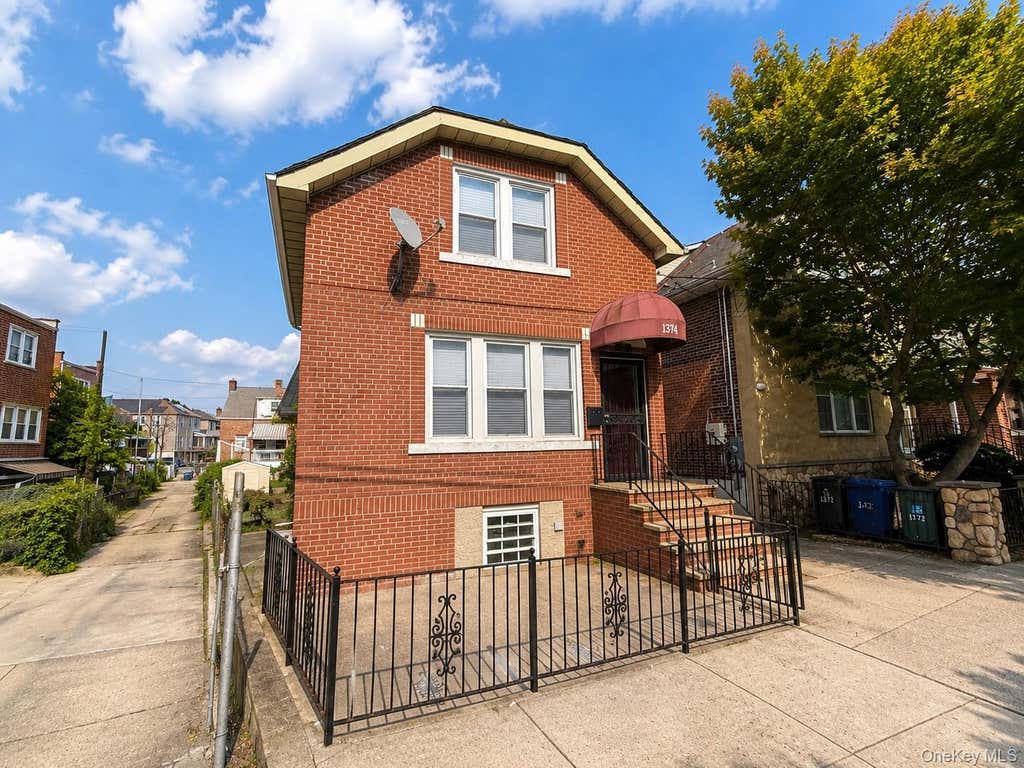 Photo of 1374 Hobart Avenue, Bronx, NY 10461 (MLS # 1039002)