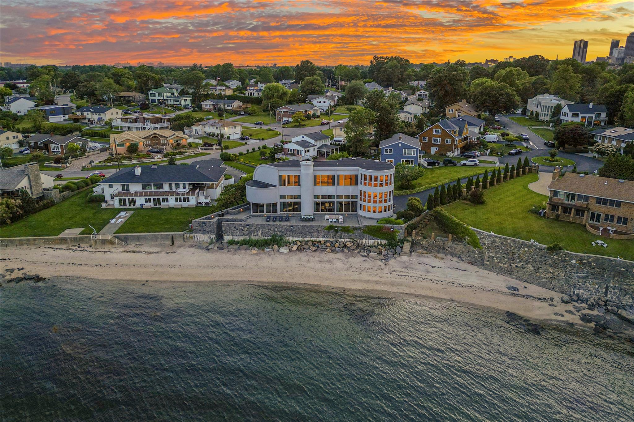 Beachfront Lane, New Rochelle, New York - 5 Bedrooms  
5.5 Bathrooms  
10 Rooms - 