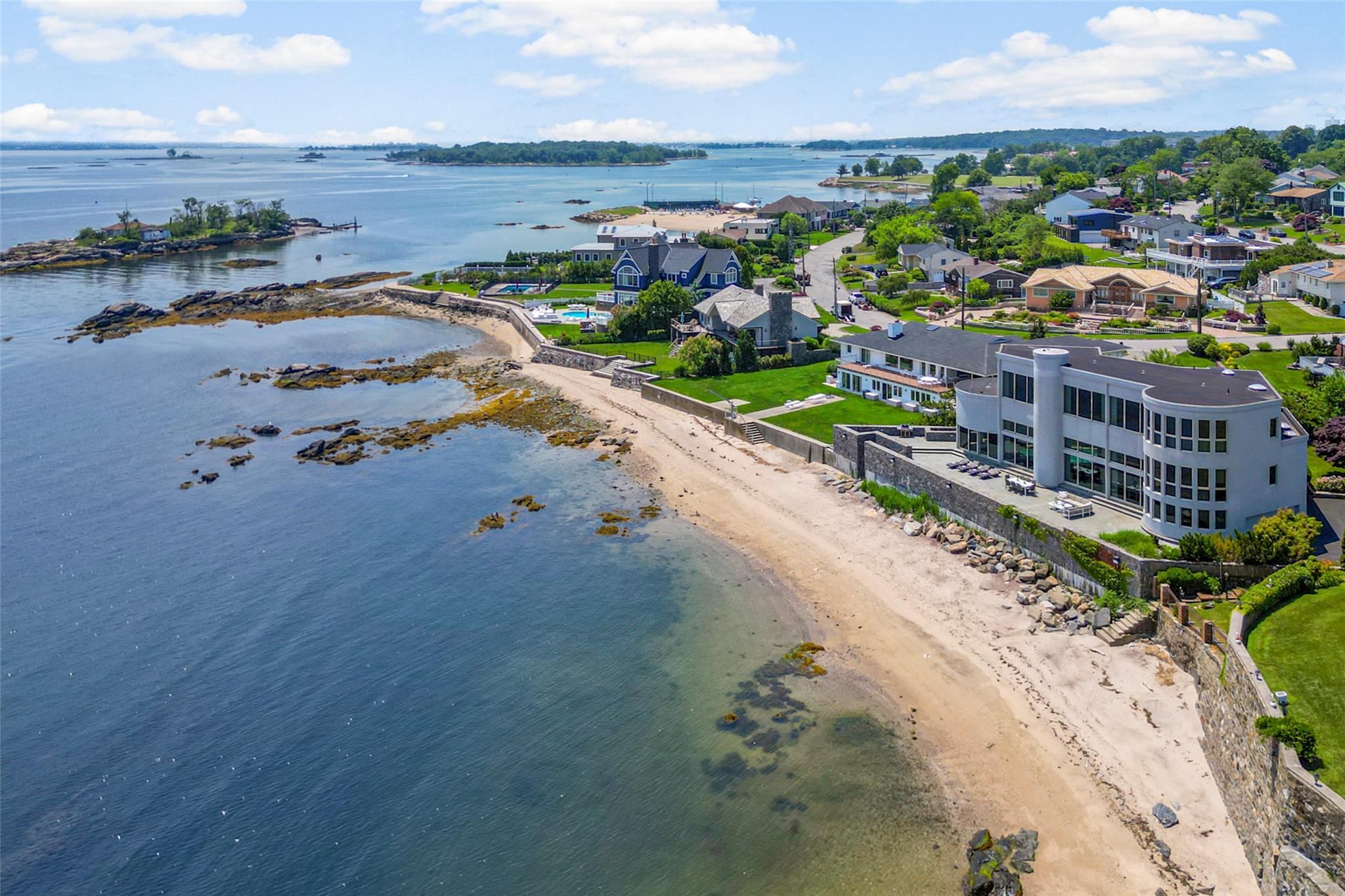 Beachfront Lane, New Rochelle, New York - 5 Bedrooms  
5.5 Bathrooms  
10 Rooms - 