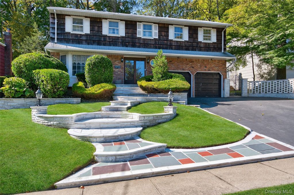 Photo of 73 Reed Drive, Roslyn, NY 11576 (MLS # 920804)