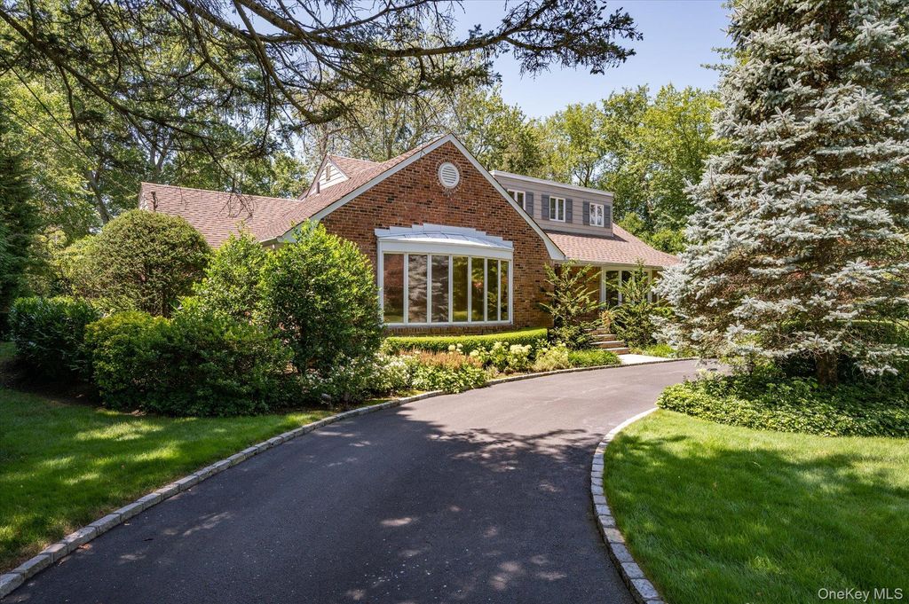 Photo of 14 Pine Drive, Woodbury, NY 11797 (MLS # 987761)