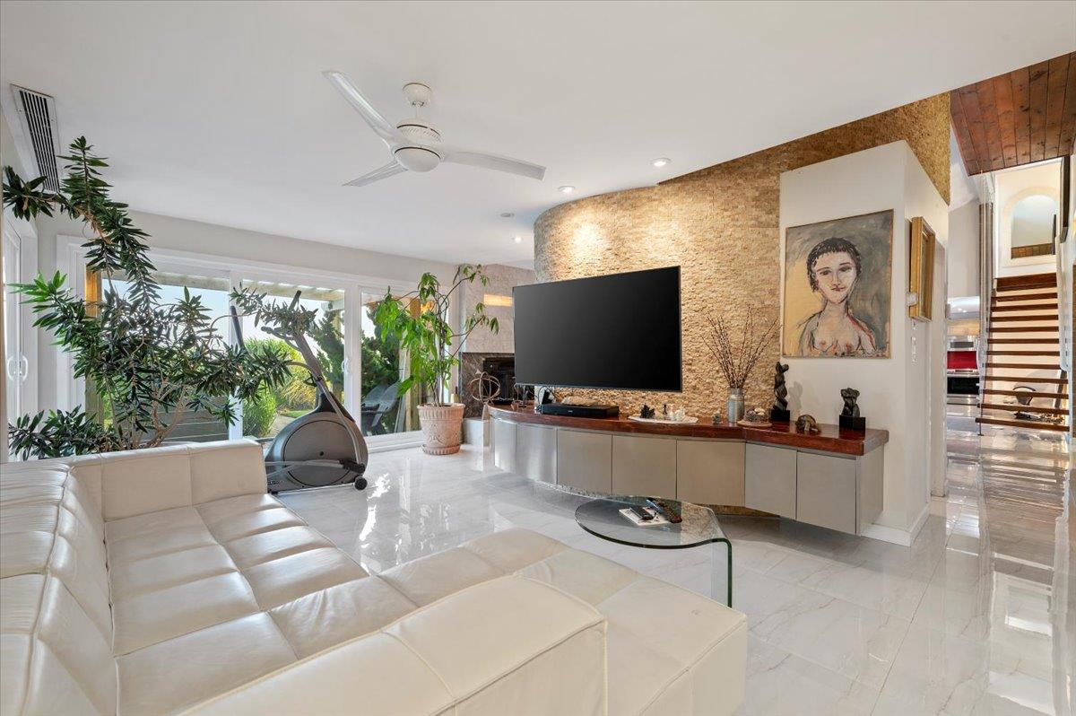 Copiague, New York 11726, United States, 4 Bedrooms Bedrooms, ,2 BathroomsBathrooms,Residential,Active,176704