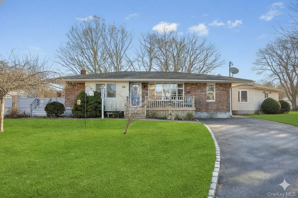 Photo of 10 Westwind Drive, Bohemia, NY 11716 (MLS # 940701)