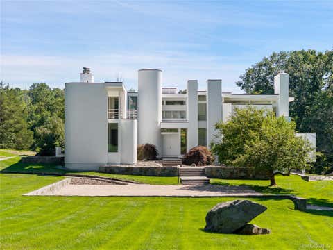 Homes For Sale - 10 Dogwood Hills Road<br/> Pound Ridge, NY 10576