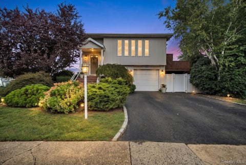 Photo of 285 N Oak Street, Massapequa, NY 11758 (MLS # 1047976)