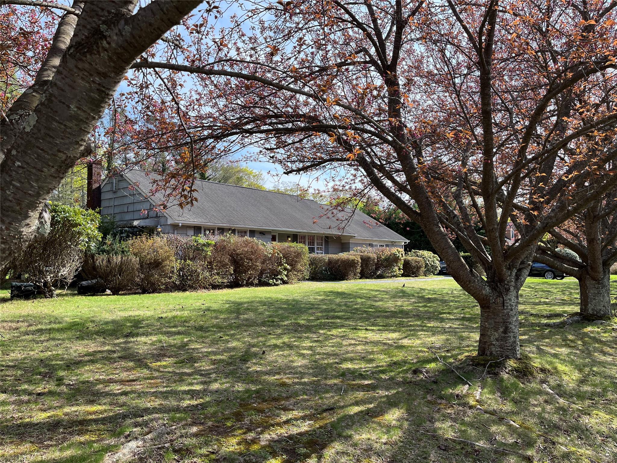 Acorn Lane, Stony Brook, Hamptons, NY - 5 Bedrooms  
3 Bathrooms - 