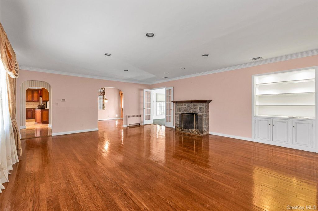 Photo of 49 The Birches, Roslyn, NY 11576 (MLS # 981331)