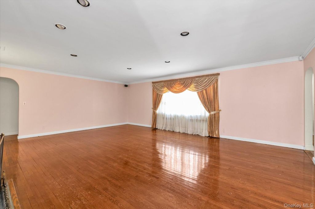 Photo of 49 The Birches, Roslyn, NY 11576 (MLS # 981331)