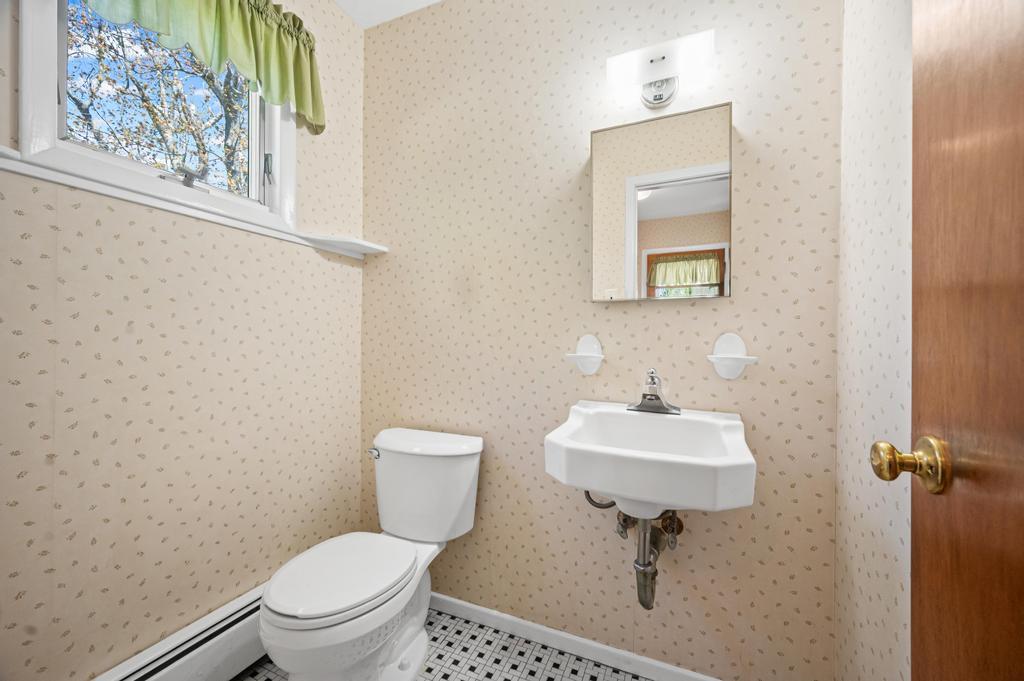 1 Bardolier Lane, Bay Shore, New York image 25