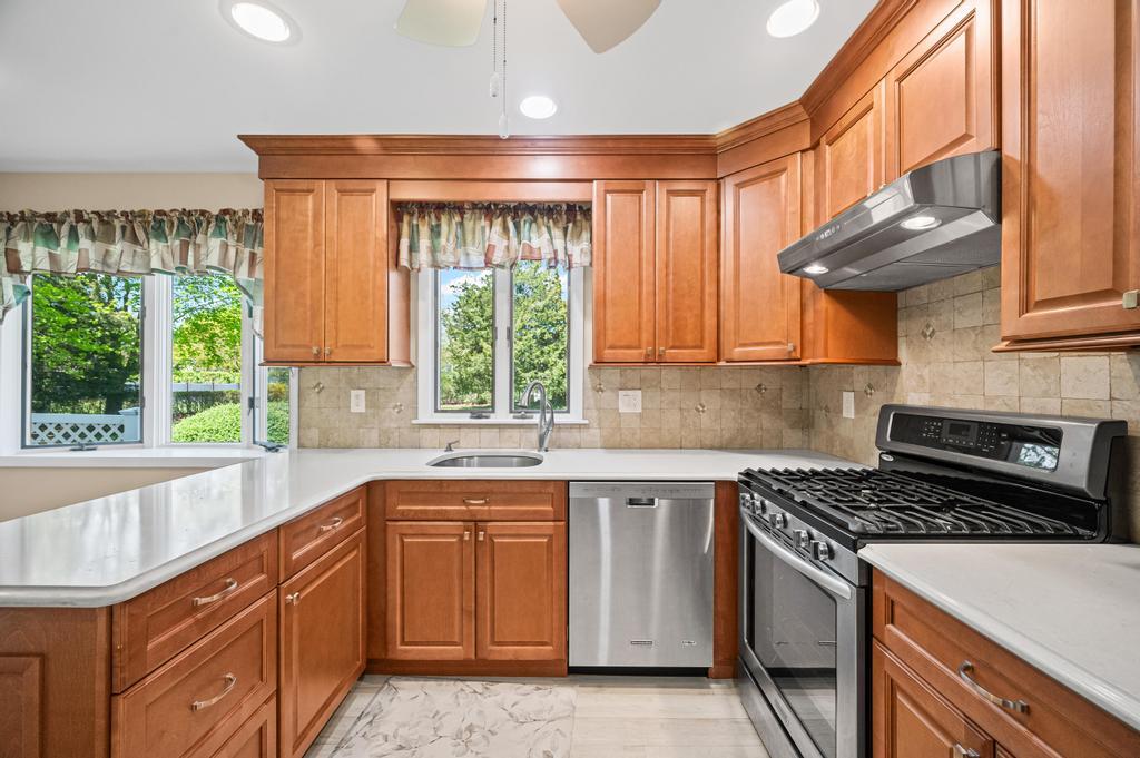 1 Bardolier Lane, Bay Shore, New York image 17