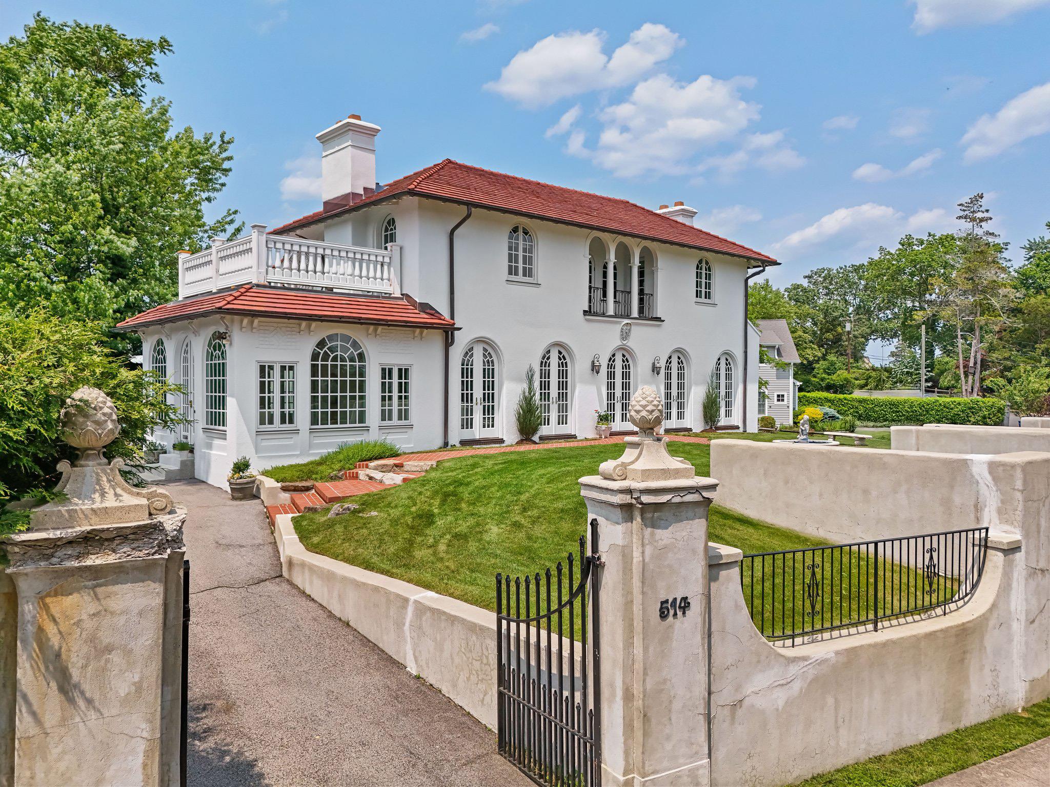 Property for Sale at Alda Road, Mamaroneck, New York - Bedrooms: 4 
Bathrooms: 5 
Rooms: 10  - $3,000,000