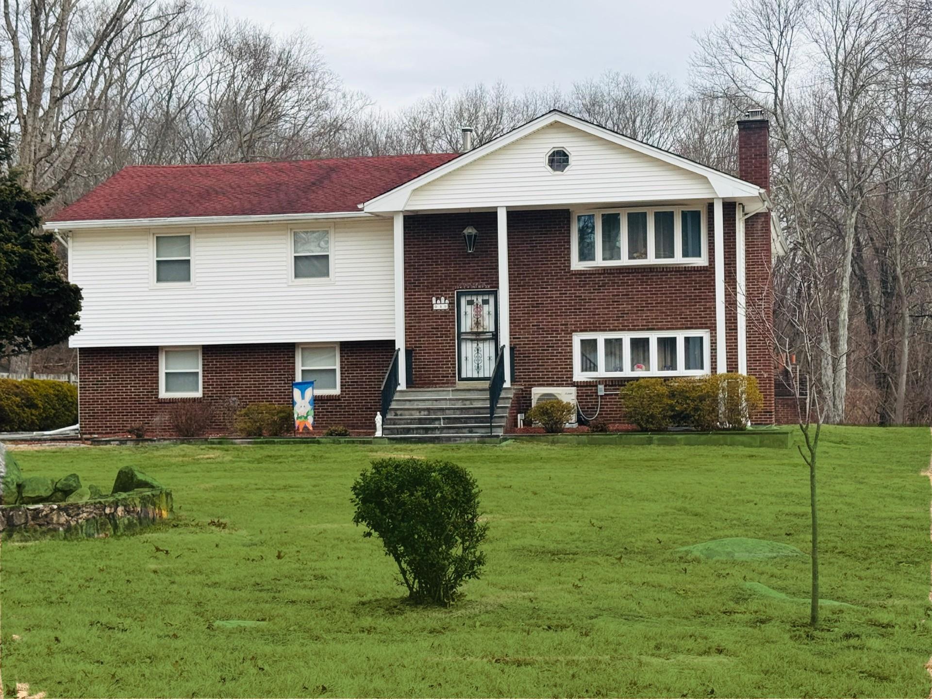 Oakridge Road, North Salem, New York - 4 Bedrooms  
4 Bathrooms  
12 Rooms - 