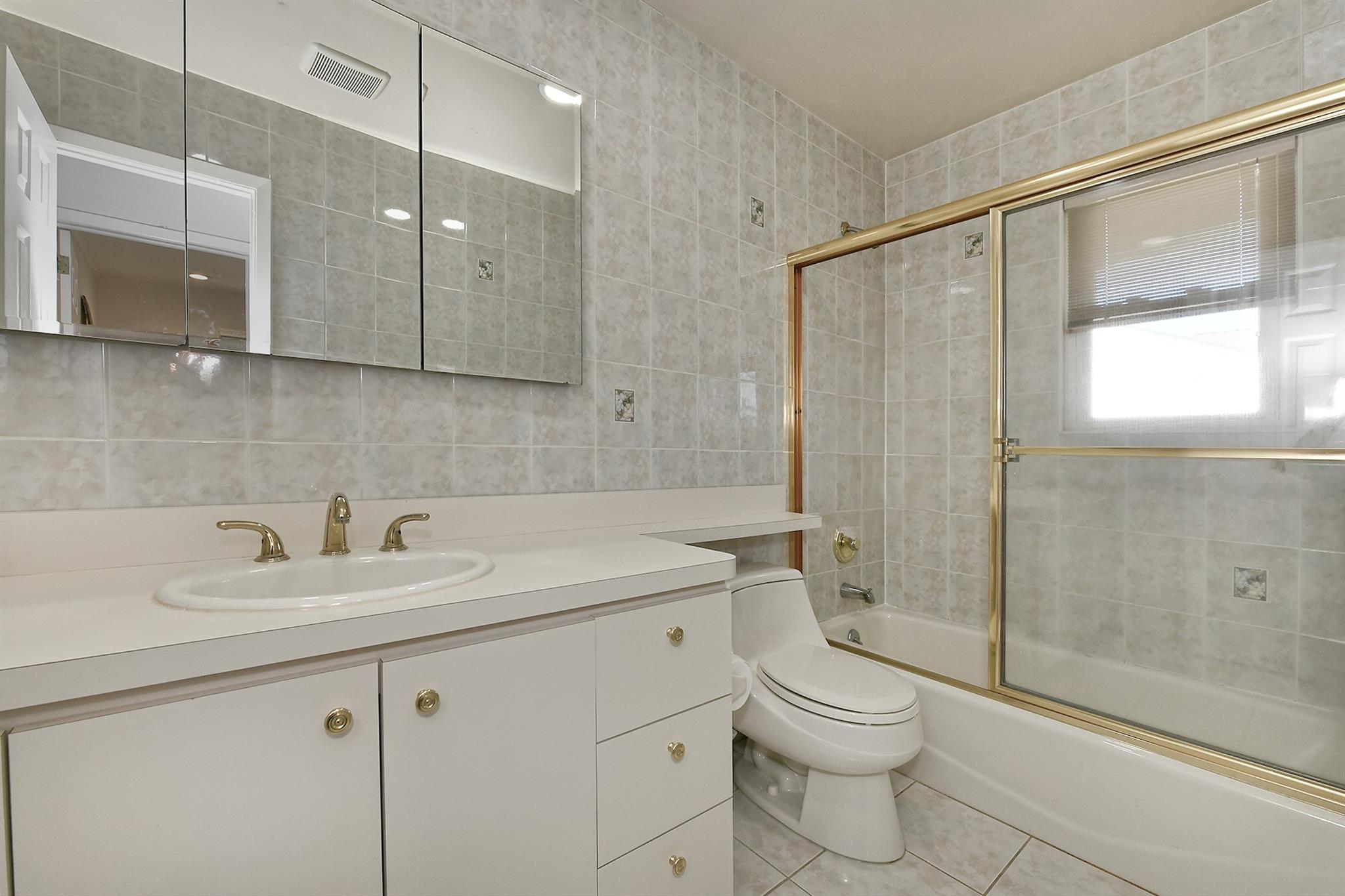 128 Manor Street, Plainview, New York image 18
