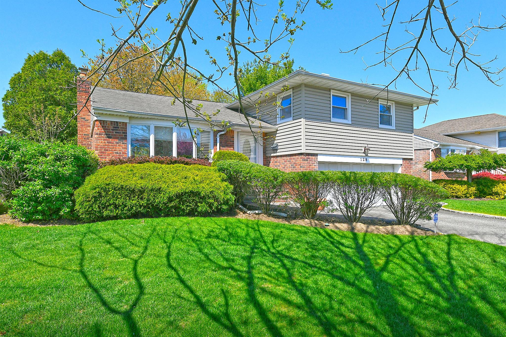 128 Manor Street, Plainview, New York image 2