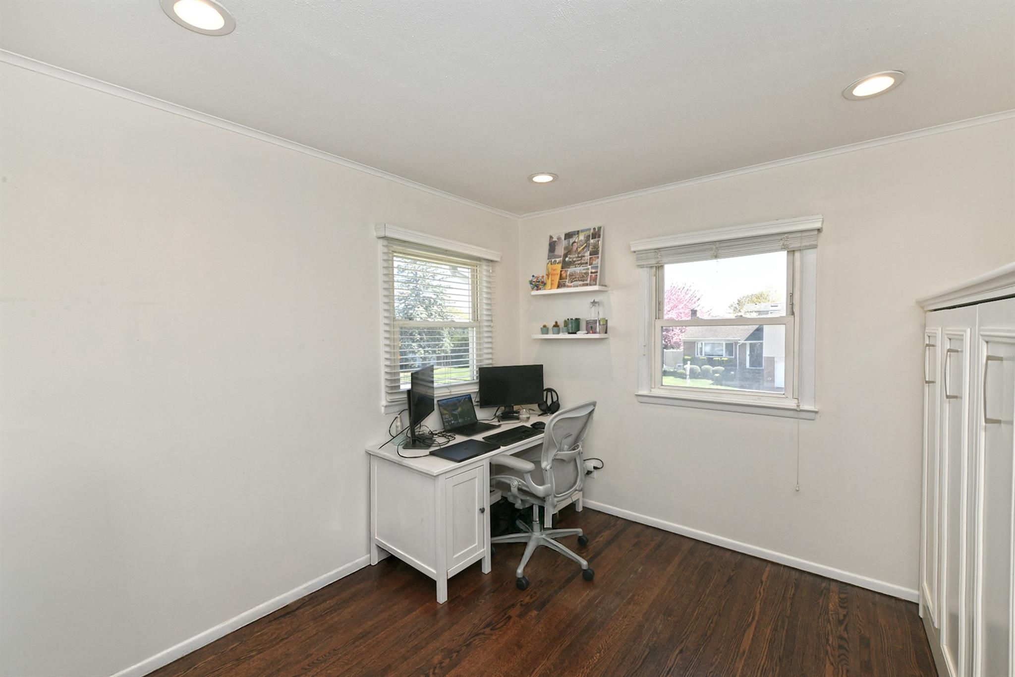 128 Manor Street, Plainview, New York image 19
