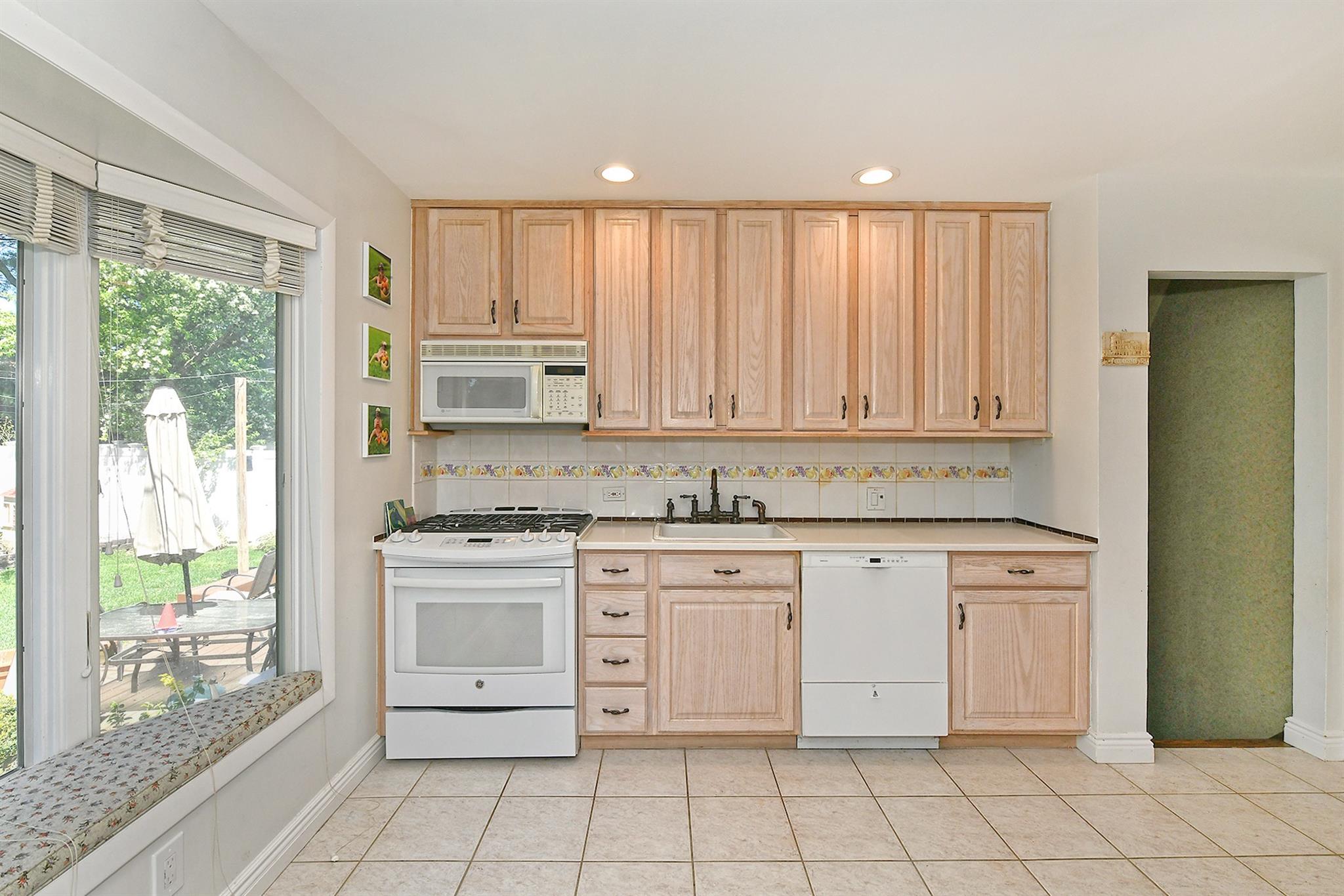 128 Manor Street, Plainview, New York image 11