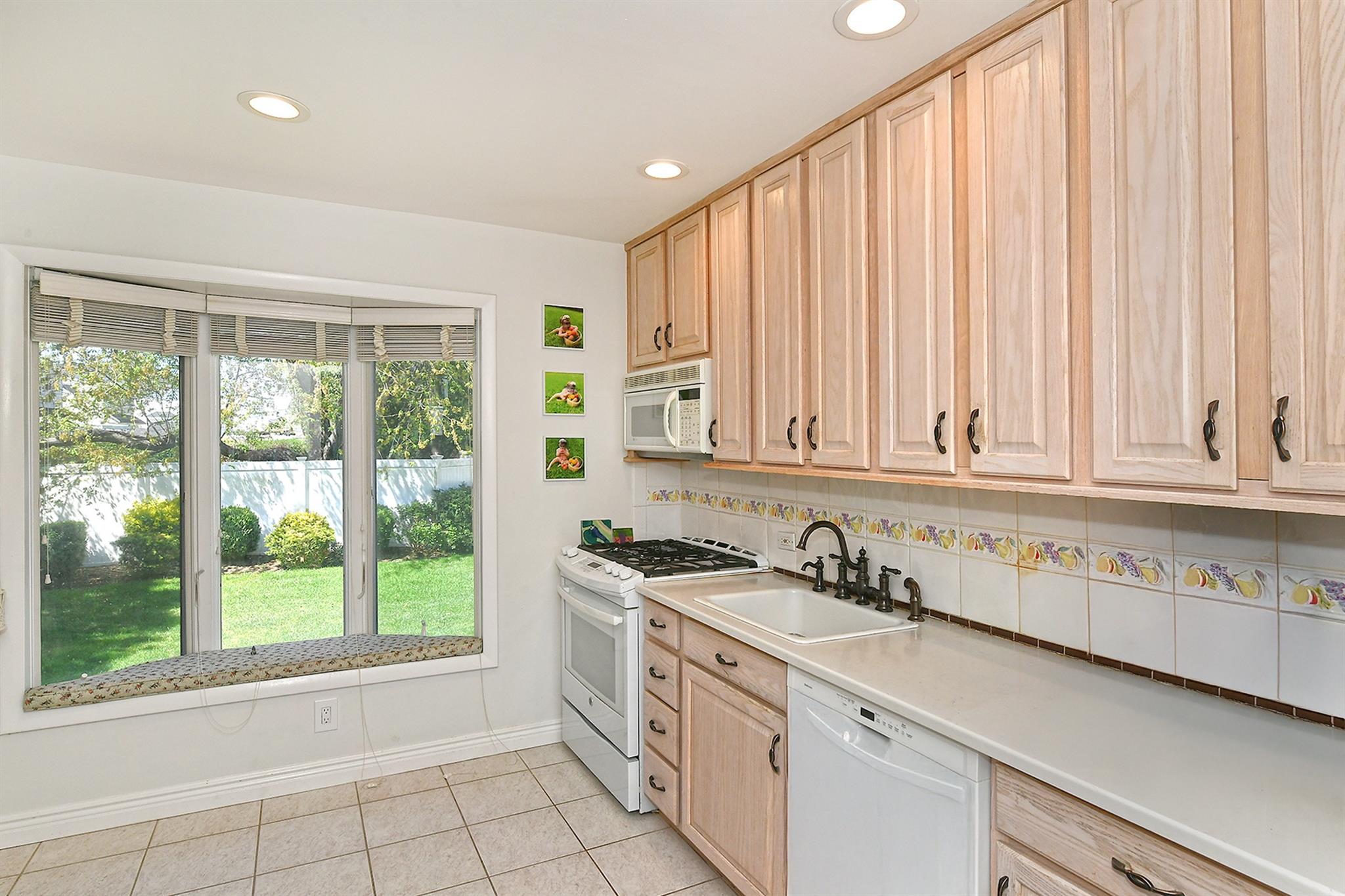 128 Manor Street, Plainview, New York image 10