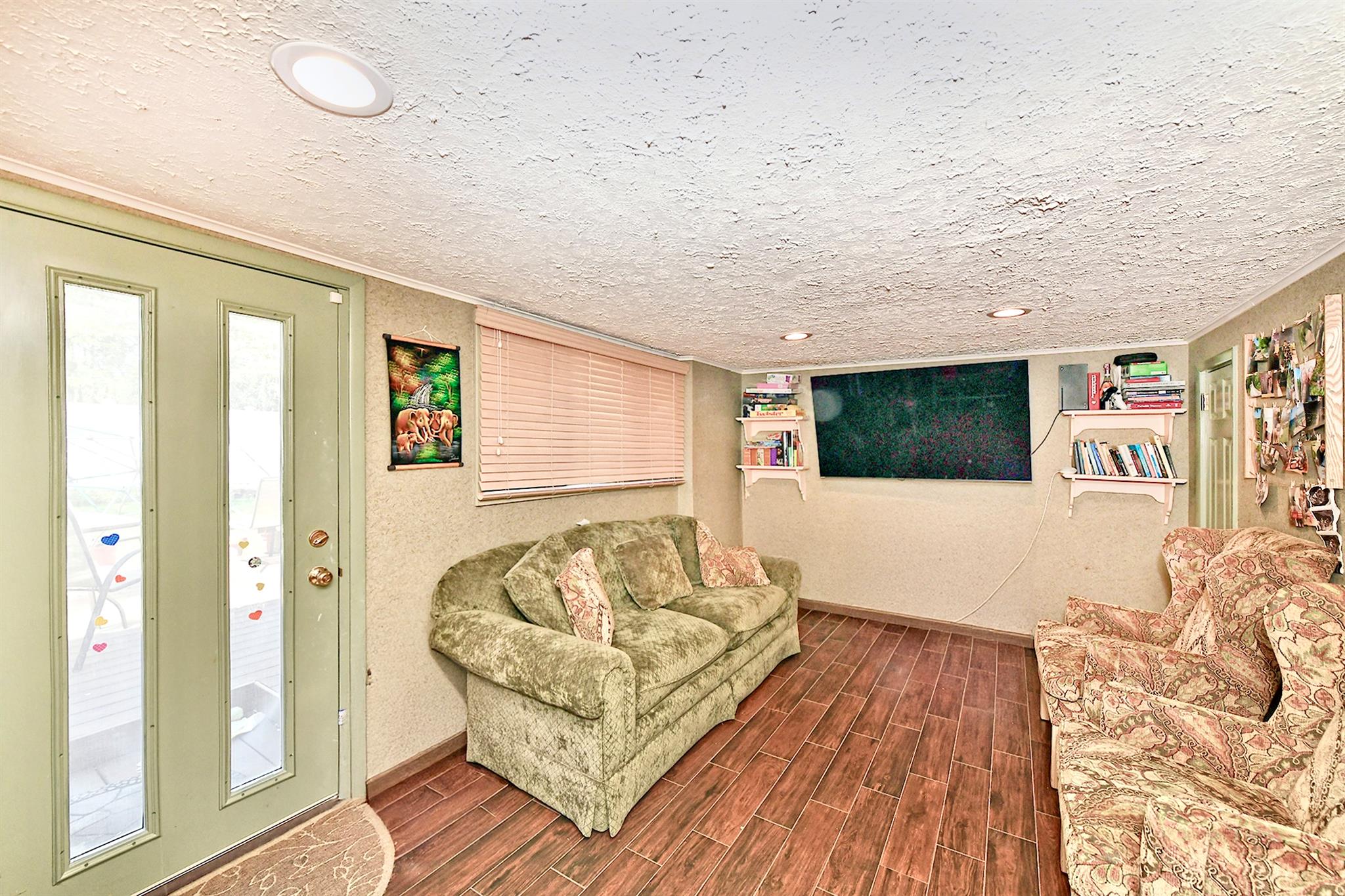 128 Manor Street, Plainview, New York image 13
