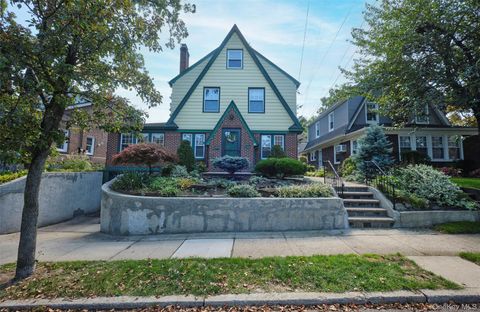 Photo of 88 Mayfair Avenue, Floral Park, NY 11001 (MLS # 879171)