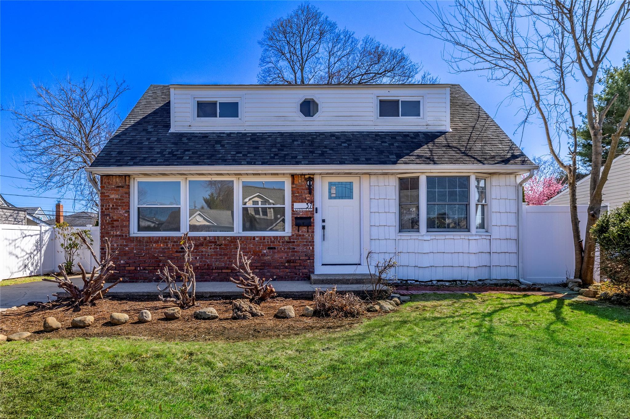 37 Washington Avenue, Hicksville, New York image 1