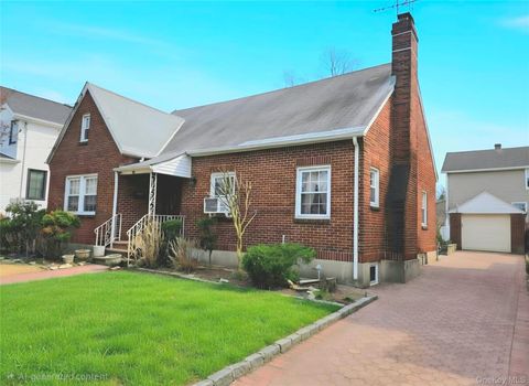 190 Bryant Avenue Floral Park NY 11001