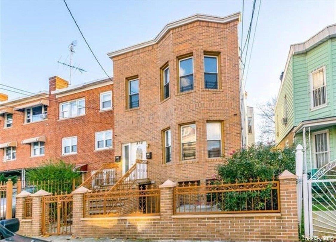E 224th Street, Bronx, New York - 5 Bedrooms  
2 Bathrooms  
8 Rooms - 