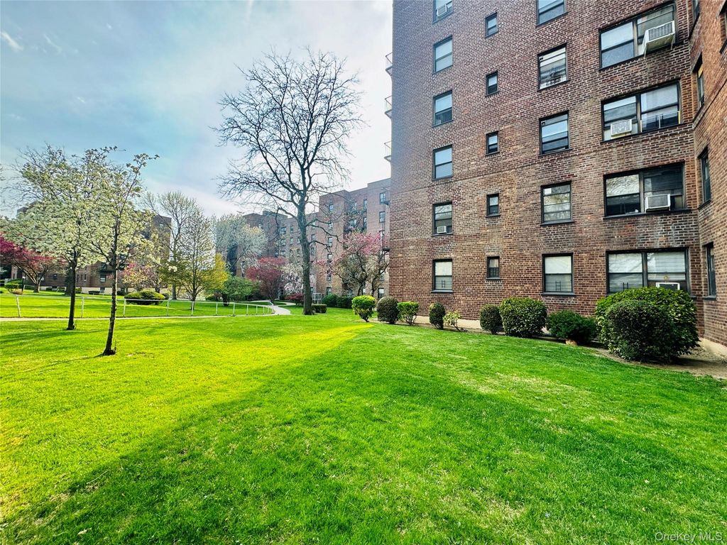 Photo of 2518 Union Street #2E, Flushing, NY 11354 (MLS # 986989)