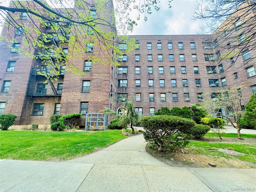 Photo of 2518 Union Street #2E, Flushing, NY 11354 (MLS # 986989)