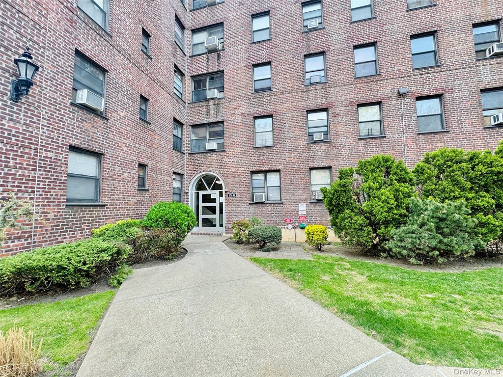 Photo of 2518 Union Street #2E, Flushing, NY 11354 (MLS # 986989)