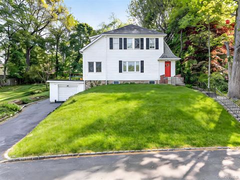 Homes For Sale - 260 Shoreward Drive<br/> Great Neck, NY 11021