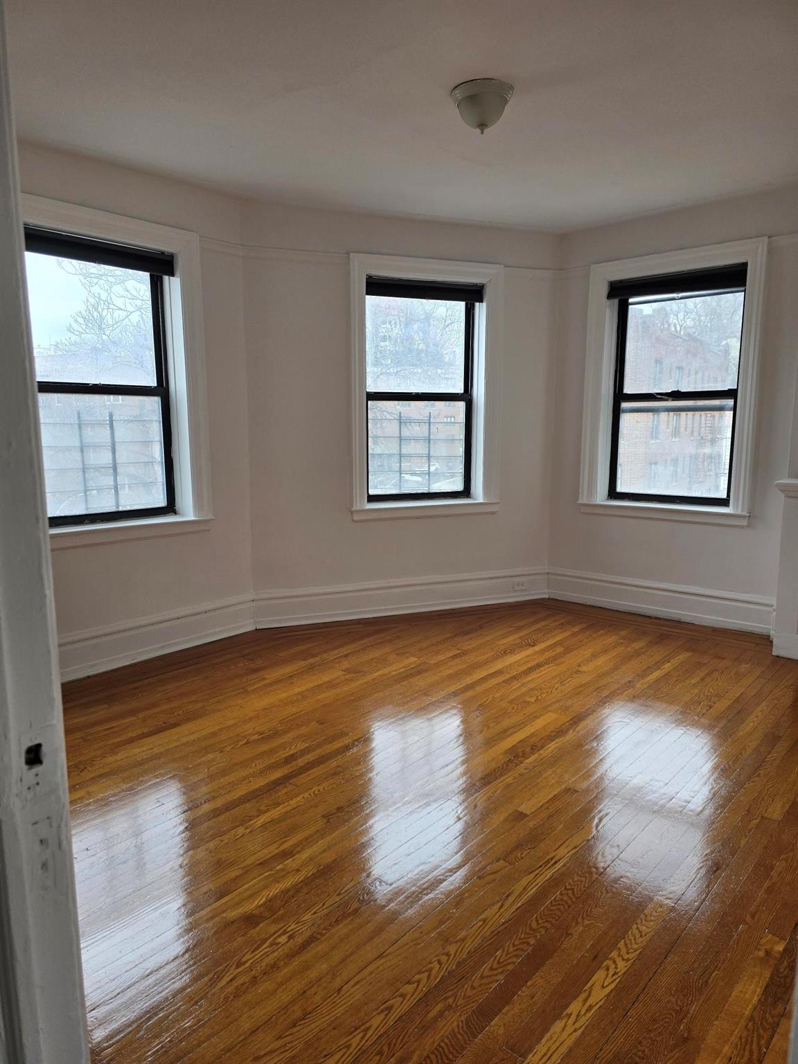 Caryl Ave Apt 44, Yonkers, New York - 2 Bedrooms  
1 Bathrooms  
5 Rooms - 
