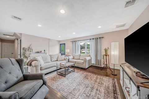 Photo of 39 Aron Drive, Bohemia, NY 11716 (MLS # 894948)