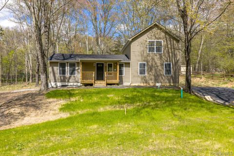 Photo of 24 Farmingdale Lane, Bloomingburg, NY 12721 (MLS # 986873)