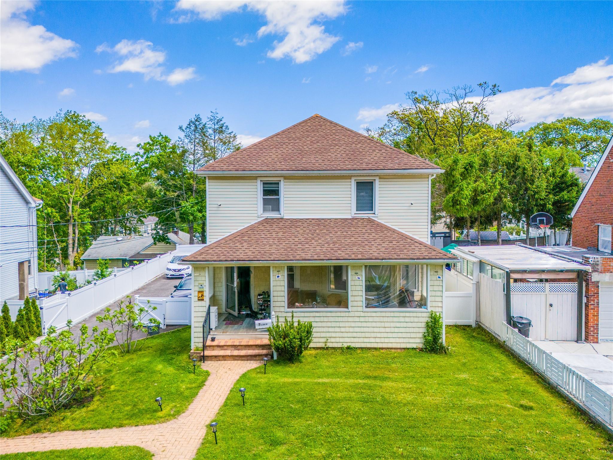 7 Clark Drive, Great Neck, New York image 1