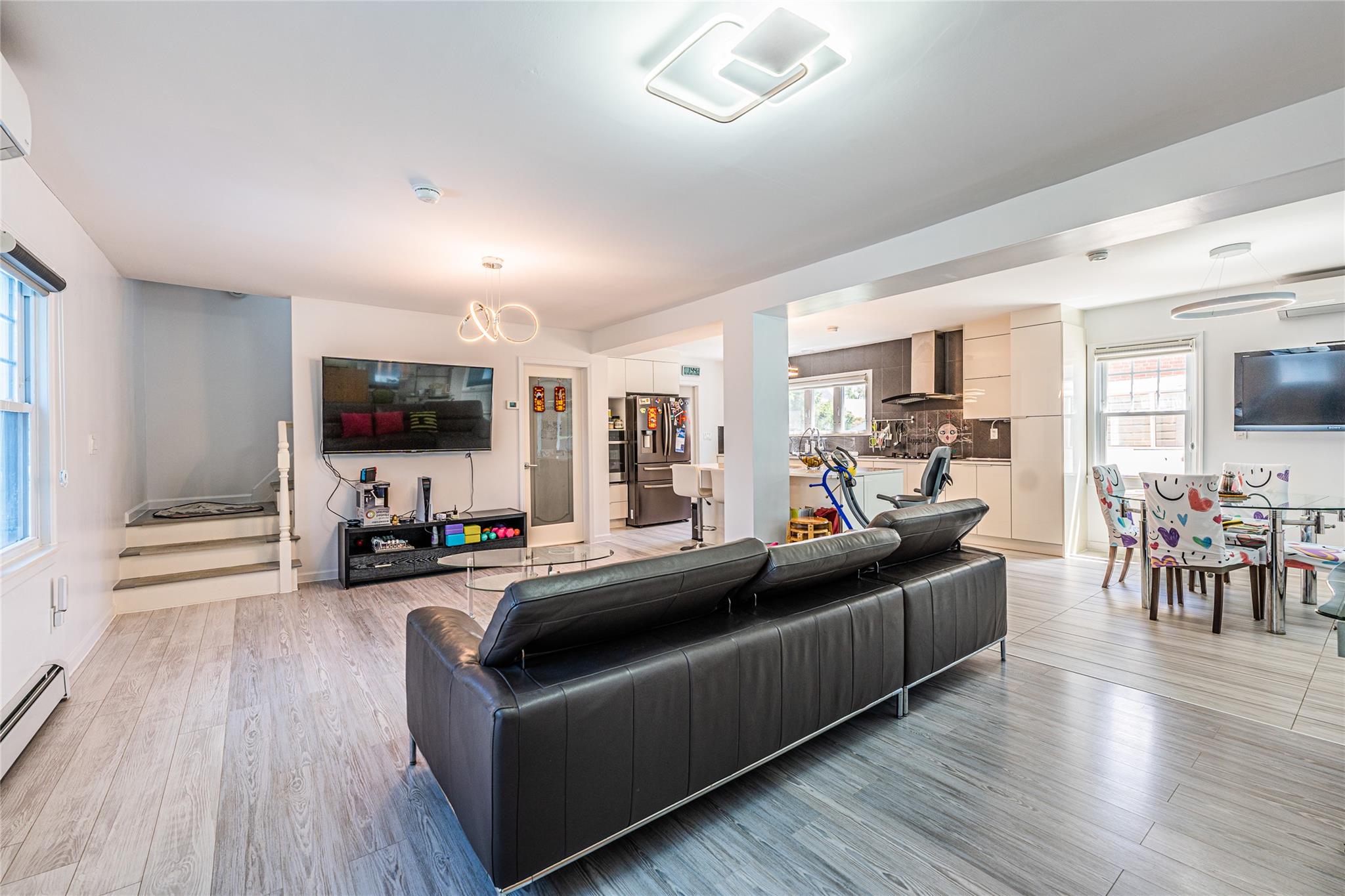 7 Clark Drive, Great Neck, New York image 2