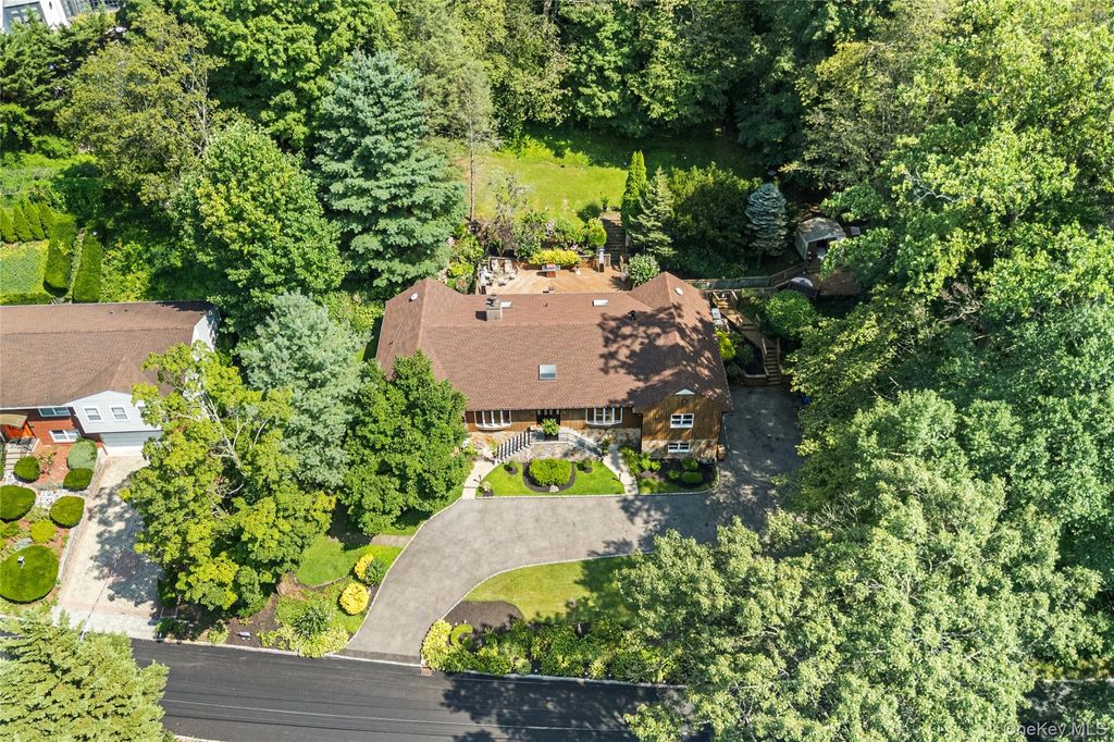 Photo of 23 Medford Lane, Scarsdale, NY 10583 (MLS # 925620)