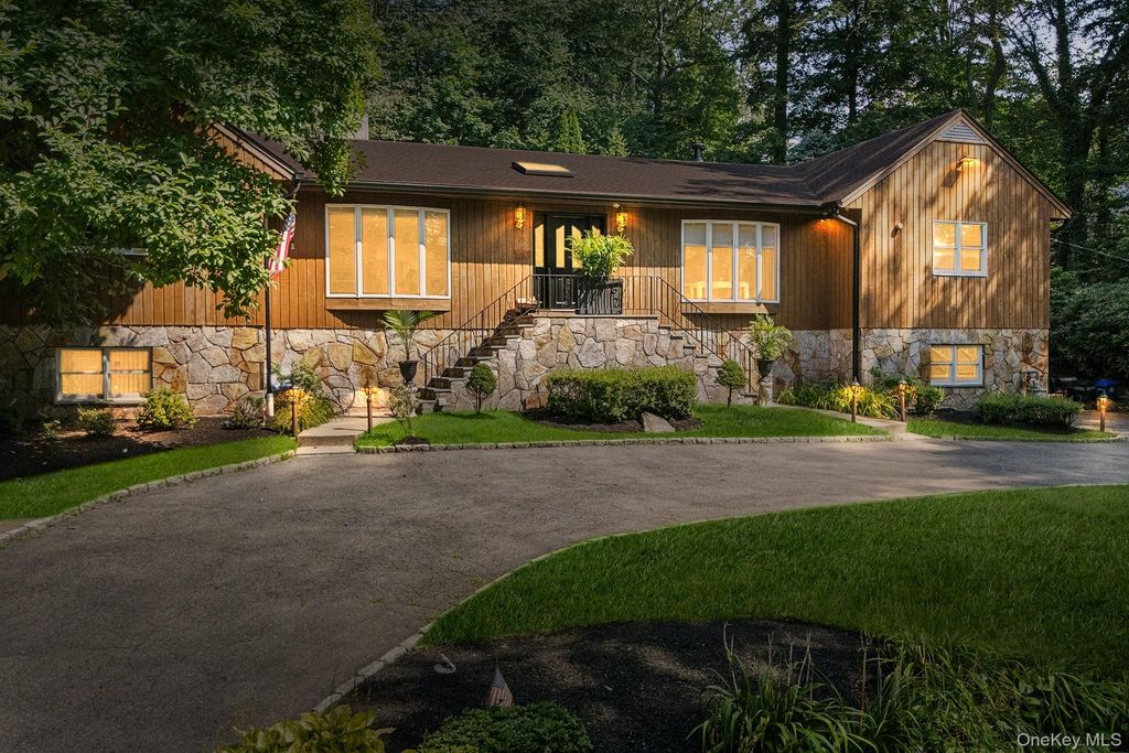 Photo of 23 Medford Lane, Scarsdale, NY 10583 (MLS # 925620)