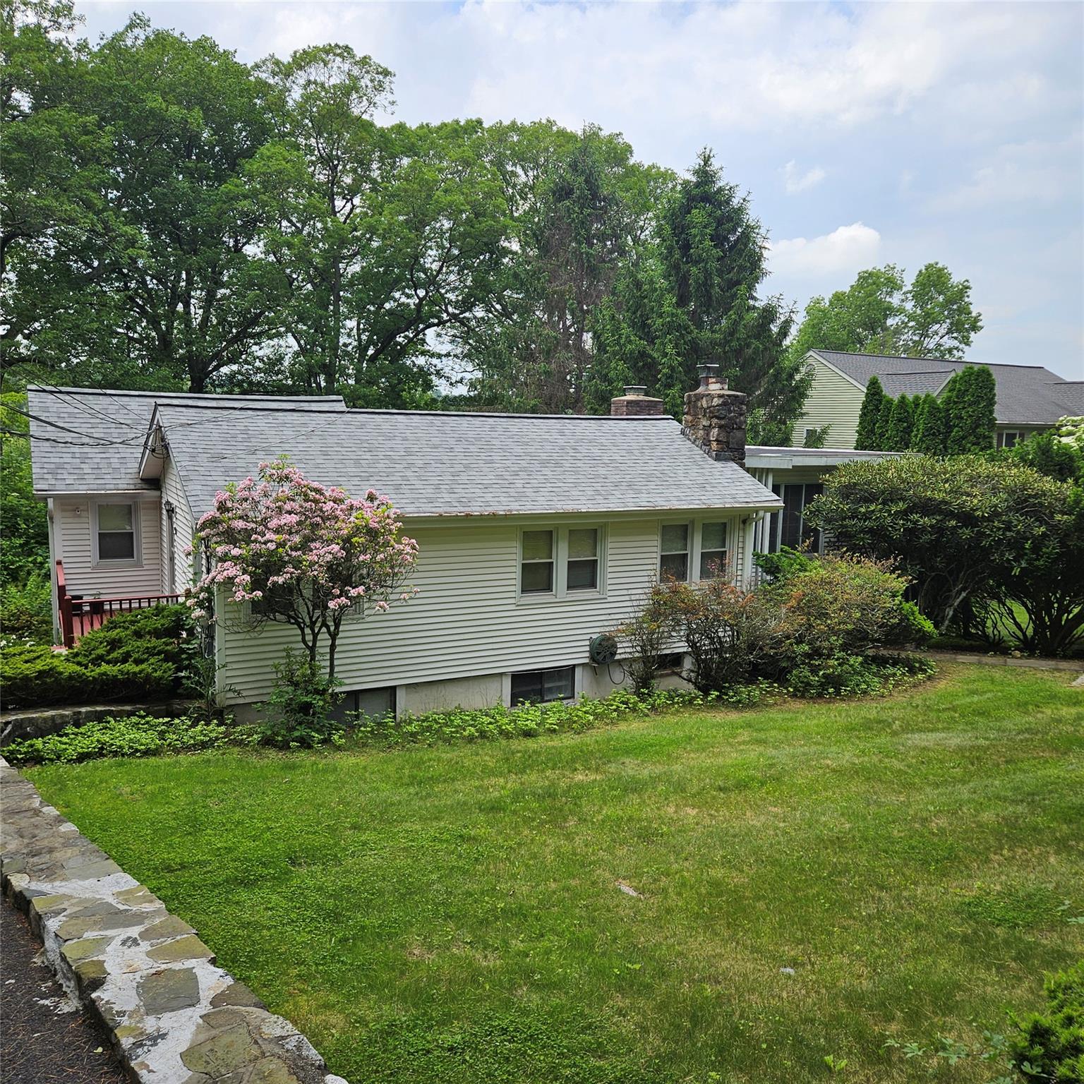 Mcgregor Lane, Peekskill, New York - 3 Bedrooms  
2 Bathrooms  
8 Rooms - 