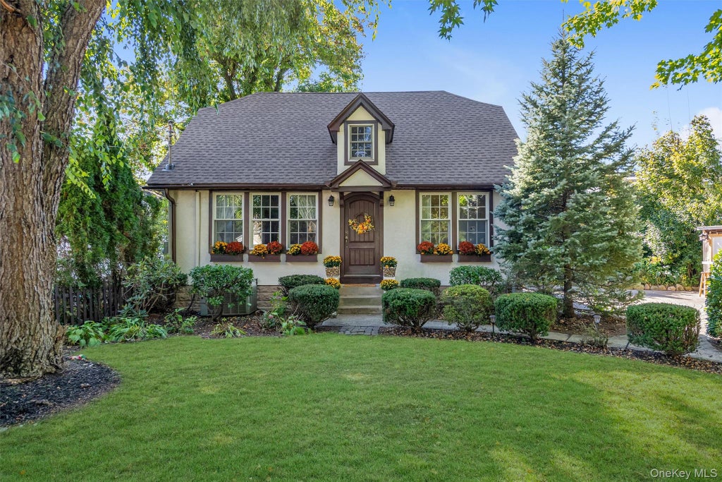 Photo of 236 Cleveland Drive, Centerport, NY 11721 (MLS # 1065328)