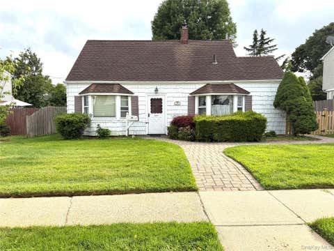 Homes For Sale - 32 Griddle Lane<br/> Levittown, NY 11756