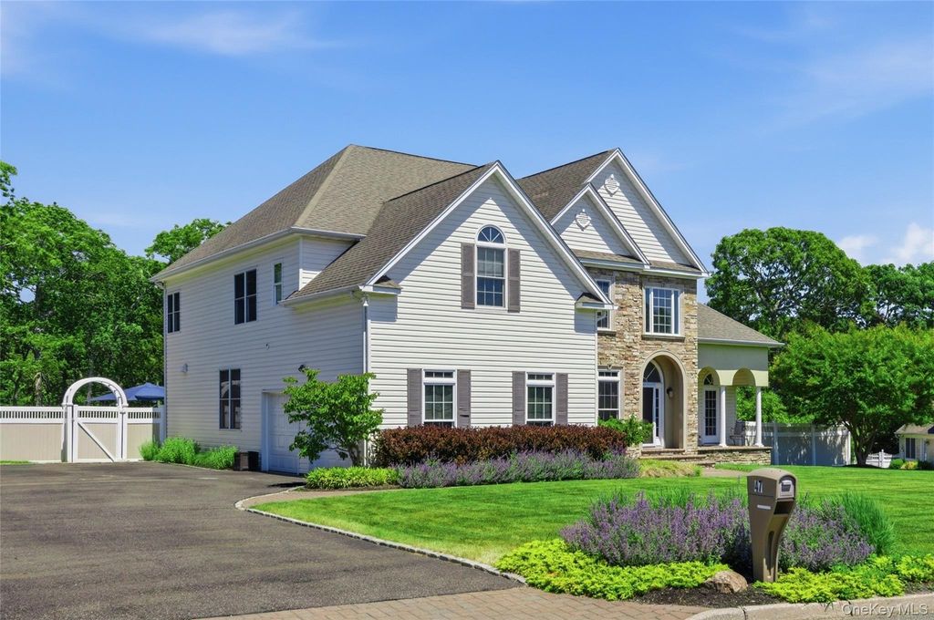 Photo of 47 Grassland Circle, Mount Sinai, NY 11766 (MLS # 1020327)